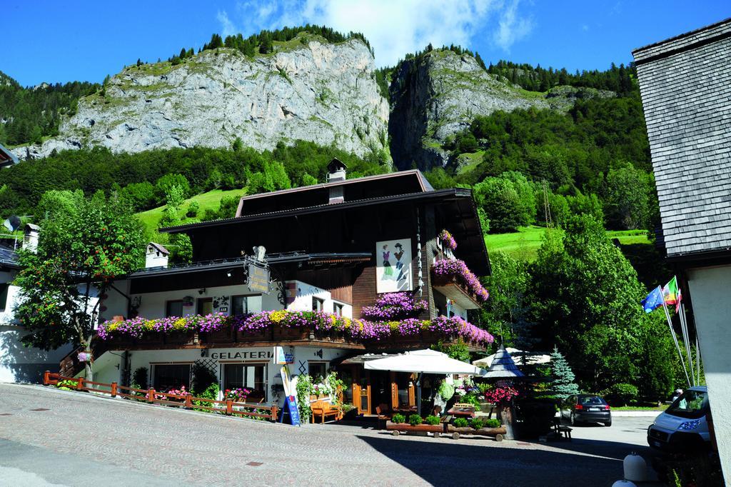 Alpenhotel La Montanara ร็อคคา ปิเอโตเร ภายนอก รูปภาพ