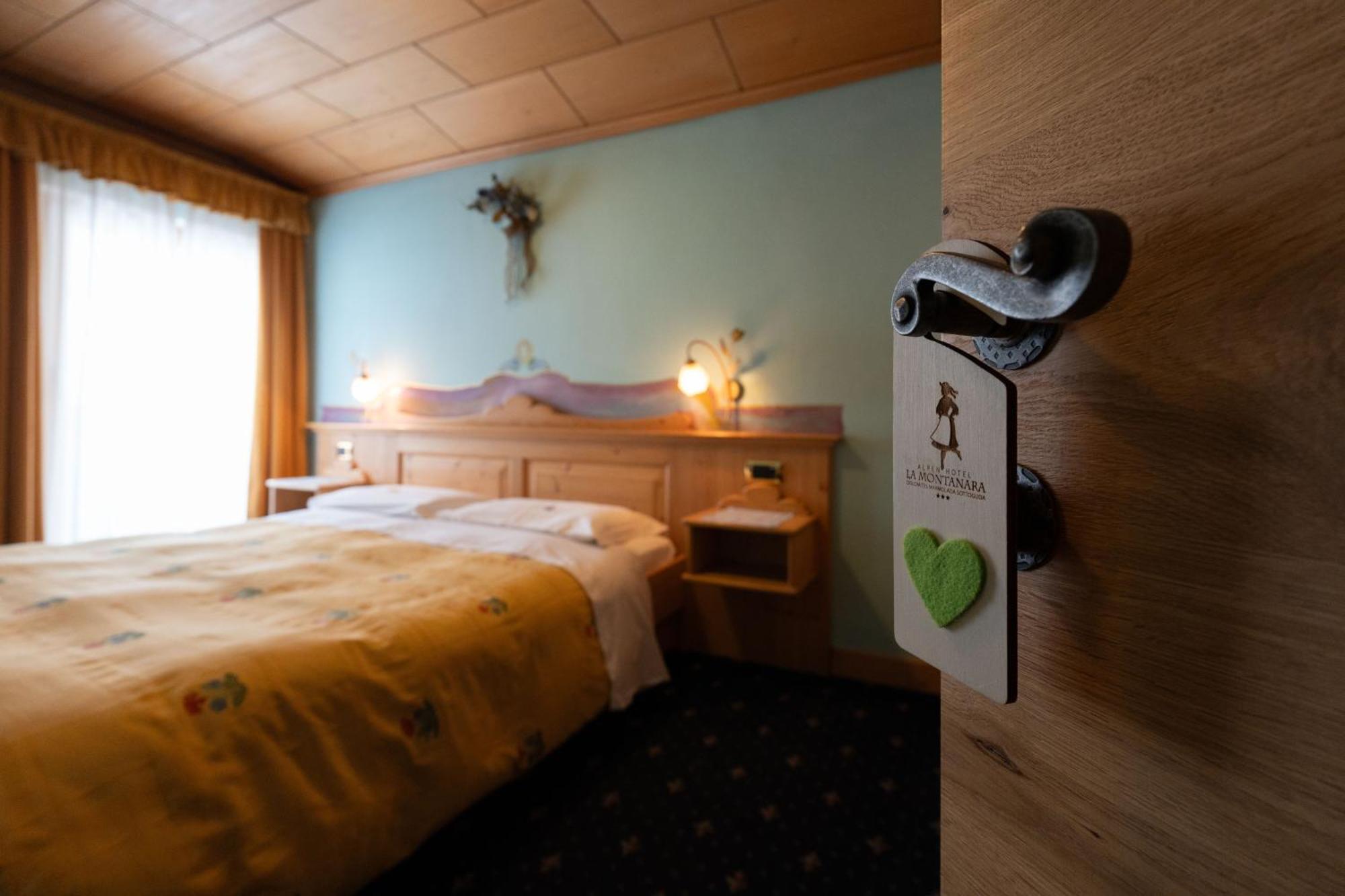 Alpenhotel La Montanara ร็อคคา ปิเอโตเร ภายนอก รูปภาพ